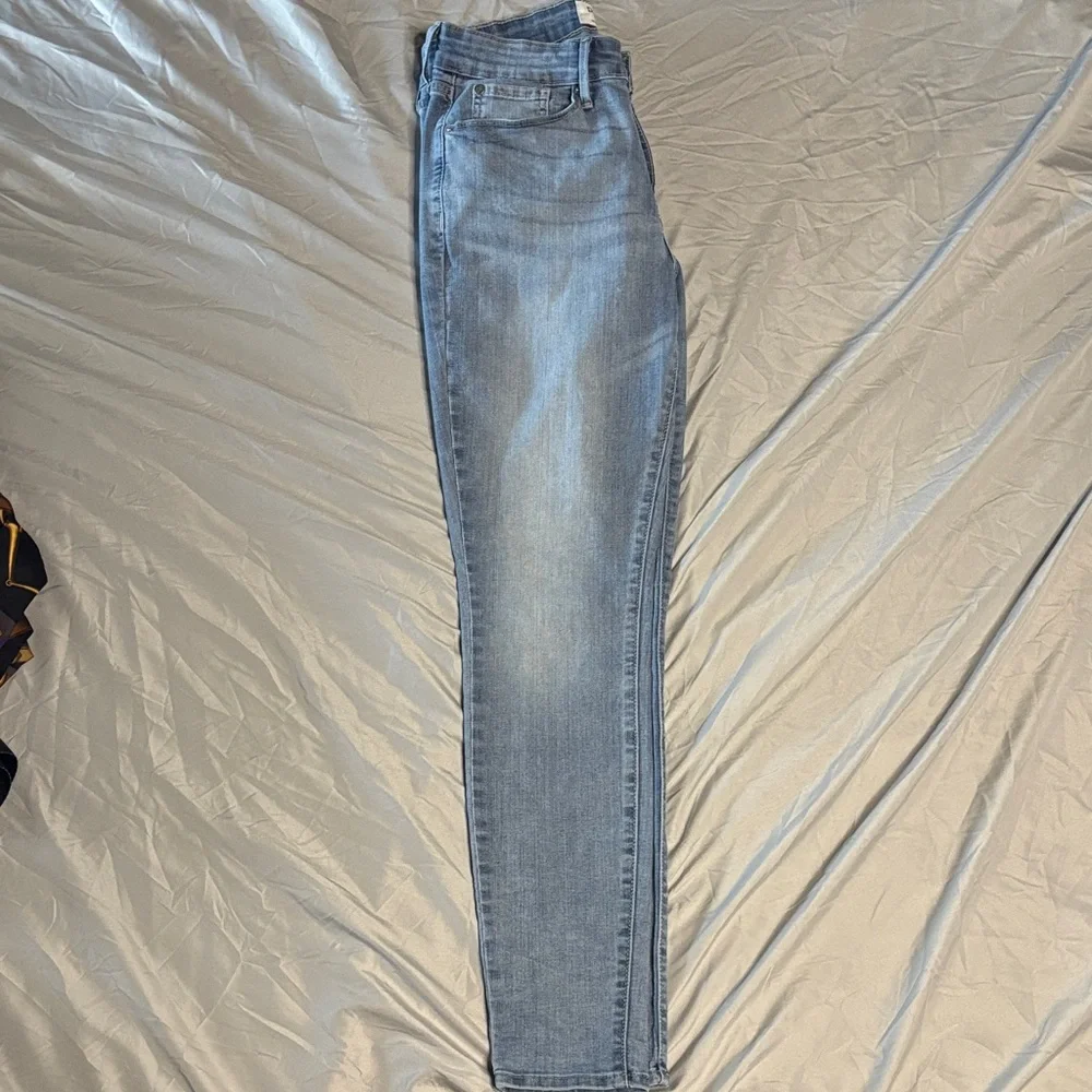 Denizen Levi’s Women’s Light Wash Mid Rise Skinny Jeans - Picture 3 of 7